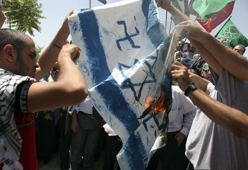 Prosvjednici u Jordanu su zapalili izraelsku zastavu (Foto: Reuters)