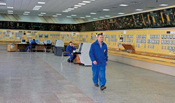 SRCE ORENBURGA
Kontrolna soba u tvornici plina u Orenburgu što se nalazi na polju veličine 2400 četvornih
kilometara gdje je plin otkriven 1966. godine