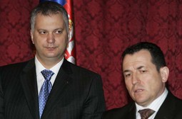 DRAGAN ŠUTANOVAC (lijevo),
srbijanski ministar obrane, potpisao je
s NATO-om sporazum
o razmjeni informacija u
listopadu 2008.