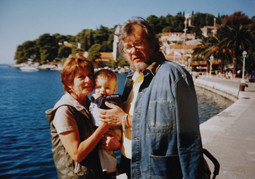 SUPRUŽNICI Lidija i Kristo Laptalo s unukom Damjanom  u Cavtatu, 2005. godine
