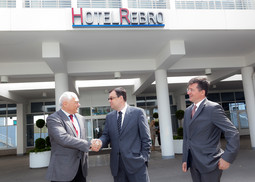 Davor Štern (konzultant – partner  s tvrtkom Hotel Partner), Damir Bajs (ministar turizma) i Ivica Čačić (vlasnik tvrtke Hotel Partner)