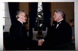 Krsto Papić s Billom Clintonom na 50. godišnjici
Fulbrightove zaklade u Washingtonu na kojoj je bio jedan od
počasnih gostiju, bivših stipendista, iz cijelog svijeta