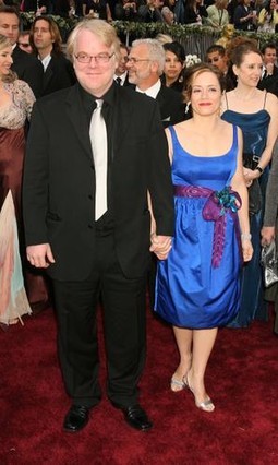 Philip Seymour Hoffman sa pratiljom na dodjeli Oscara 