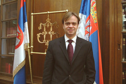 Takvim skandalima pridružio se NBS, čiji je viceguverner Dejan Simić 11. siječnja uhićen i osumnjičen da je primio mito od 100.000 eura, s tim što se tvrdi da je novac bio namijenjen njegovu šefu, prvom čovjeku centralne banke Srbije Radovanu Jelašiću