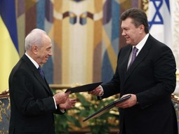 Shimon Peres i Viktor Janukovič (Foto: Reuters)