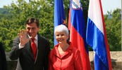 ŠTO KRIJE SMIJEH
Hrvatska premijerka Jadranka Kosor
i slovenski premijer Borut Pahor sastali su se u srdačnom raspoloženju u Trakošćanu, no ne zna se o čemu su se dogovorili - za sada je izgledno jedino to da je Hrvatska pristala na
sve slovenske zahtjeve