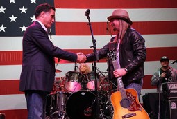 Mitt Romney s pjevačem Kidom Rockom čija je pjesma 'Born Free' postala Romneyjeva
himna tijekom kampanje
za kandidiranje za
predsjednika