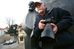 NESUĐENI EKONOMIST Ivo Pervan, snimljen ispred kipa Augusta Šenoe u Vlaškoj ulici u Zagrebu, bavi se fotografijom od 1980. godine iako je završio studij vanjske trgovine, a monografiju 'Boje Hrvatske' pripremao je tri godine zajedno s dizajnerom Borisom Ljubičićem