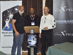 SVEMIRSKI BIZNIS
Članovi tima Synergy
Moon na Google
X PRIZE Summitu
na Isle of Man: Miroslav Ambruš-Kiš, Kevin Myrick i Stas Rutkowski