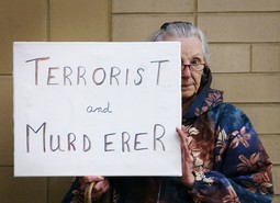 Natpis sa prosvjeda 2009. u Kanadi, adresiran na Georga Busha, koji je započeo američku kampanju u Iraku