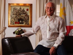 S FILIPINA S LJUBAVLJU Davor Štern je već deset godina počasni generalni konzul Republike Filipini, a snimljen je u svom
zagrebačkom uredu u
originalnoj filipinskoj
košulji barong izrađenoj od najlona
