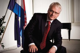 NOVA PRAVEDNOST
Ivo Josipović smtra da su nalaženje izlaza iz ekomske krize te pobjeda protiv korupcije i kriminala nužni da se Hrvatskoj vrati optimizam