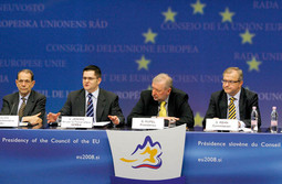POLITIKA PREMA SRBIJI Rupel u Bruxellesu sa šefovima diplomacije EU i Srbije Javierom Solanom i Vukom Jeremićem te povjerenikom za proširenje Ollijem Rehnom