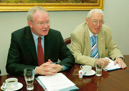 SJEVERNA IRSKA Blair je stvorio vladu kojoj su na čelu nekoć suprostavljeni radikali Martin McGuiness i Ian Paisley