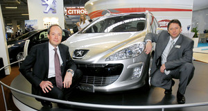 Jean-François Cotro (lijevo) prošlog je tjedna boravio u Zagrebu u povodu međunarodnog sajma automobila; na slici s direktorom Peugeot