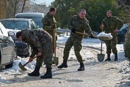 Vojska je danas čistila prilaze bolnici Firule. Photo: Ivana Ivanović/PIXSELL