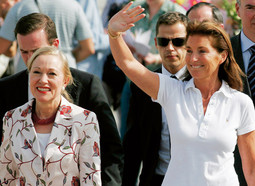 Šefica diplomacije EU Benita Ferrero-Waldner i supruga francuskog predsjednika Cécilia Sarkozy vratile su medicinske sestre u Bugarsku