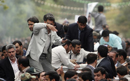 Reakcija u konvoju Mahmuda Ahmadinedžada nakon eksplozije (Foto: Reuters)