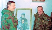 PRIJATELJSKI DOGOVOR Britanski general Michael Rose u više je navrata radio usluge ratnom zločincu Ratku Mladiću: primjerice, 1994. je zabranio SAS-ovcima na terenu da označavaju srpske ciljeve tijekom ofanzive na Bihać, pa ih avioni NATO-a nisu mogli gađati