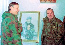 PRIJATELJSKI DOGOVOR Britanski general Michael Rose u više je navrata radio usluge ratnom zločincu Ratku Mladiću: primjerice, 1994. je zabranio SAS-ovcima na terenu da označavaju srpske ciljeve tijekom ofanzive na Bihać, pa ih avioni NATO-a nisu mogli gađati