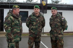 Zapovjednici 350. obavještajne bone bojne pripremaju novi tim za Afganistan: brigadir Gordan Cvetnić (lijevo), bojnik Damir Ressler (u sredini), satnik Damir Knezić (desno)