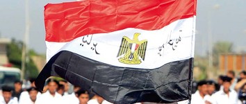 Protivnik Hosnija Mubaraka kleknuo je s
egipatskom zastavom prošlog tjedna ispred
mjesta suđenja, Policijske akademije u Kairu