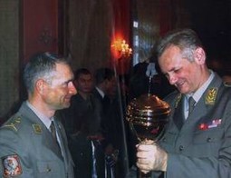 BRANKO KRGA daje nagradu najboljem sportašu vojniku Jugoslavije (naslovna strana vojnog glasila VJ Vojska)