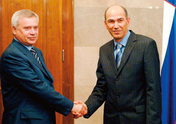 Prvi čovjek Lukoila Vagit Alekperov prilikom susreta sa slovenskim premijerom Janezom Janšom; Lukoil je dugo pregovarao o suradnji sa slovenskom naftnom kompanijom Petrol, ali dogovor na kraju nije postignut