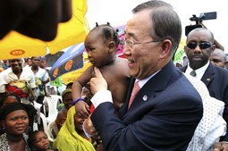 BAN KI-MOONA zbog lošeg su rada zvali 'nečujni glavni tajnik
i nesposobnjaković pod čijim je liderstvom tajništvo UN-a u fazi
raspadanja i postaje irelevantno'; na slici s nigerijskom djecom u
selu Dutse Makaranta sredinom svibnja 2011.