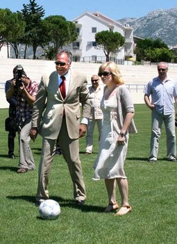 S Marijanom Petir na novouređenom
nogometnom igralištu u Vranjicu koje je očišćeno od azbesta za 111 milijuna kn