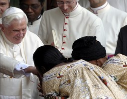 Papa Benedikt XVI na svom prvom putu u Afriku; Foto: Reuters