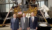 ČETRDESET GODINA KASNIJE Buzz Aldrin, Neil Armstrong i Michael Collins poziraju u Nacionalnom zrakoplovnom i svemirskom muzeju u Washingtonu povodom
40. obljetnice slijetanja na Mjesec; Armstrong je pristao samo na kratki 15-minutni govor i posjetu predsjedniku Obami, a odbio je intervjue