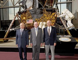 ČETRDESET GODINA KASNIJE Buzz Aldrin, Neil Armstrong i Michael Collins poziraju u Nacionalnom zrakoplovnom i svemirskom muzeju u Washingtonu povodom
40. obljetnice slijetanja na Mjesec; Armstrong je pristao samo na kratki 15-minutni govor i posjetu predsjedniku Obami, a odbio je intervjue