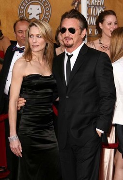 PROPAO BRAK Sean Penn sa sad već bivšom suprugom,
glumicom Robin Wright, od koje se
nedavno razveo
nakon 14 godina
braka