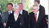 SVE OČITIJA NAPETOST Premda je Josipović još u siječnju
upozorio Vladu da istraži ulogu paraobavještajne zajednice koja je u
kampanji protiv njega plasirala laži, još
uvijek nema pomaka u istrazi