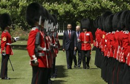 Obama i princ Phillip nadgledaju smotru Počasne garde (Reuters)
