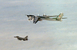 BOMBARDER Tu-95 u pratnji norveškog lovca F-16 prije dva tjedna, kada su Rusi stigli do zračnog prostora Velike Britanije