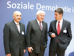 MILANOVIĆ I JURČIĆ sastali su se sa šefom njemačke diplomacije Frankom-Walterom Steinmeirom, koji im je obećao da će pokušati ubrzati pregovore između Hrvatske i EU