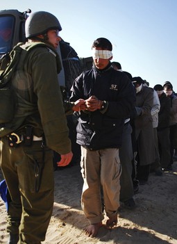 Izraelski vojnik i palestinski zarobljenici