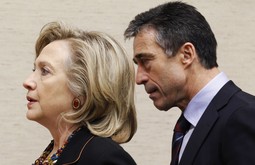 Hillary Clinton i Anders Fogh Rasmussen (Reuters)