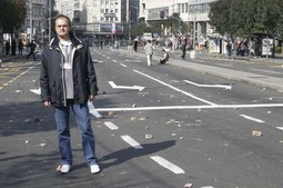 NOVINAR NACIONALA Davor Pašalić prošle nedjelje u središtu Beograda prisustvovao je uličnim neredima u
kojima je sudjelovalo
više od 10.000 ljudi a nastali su zbog napada na Paradu ponosa