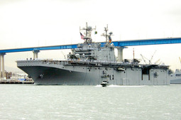 USS PELELIU, nosač helikoptera na kojem su marinci bili pripravni za preuzimanje pakistanskog arsenala
