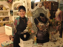 LUKSUZ U TKALČIĆEVOJ Michal Negrin na otvorenju svog luksuznog dućana u zagrebačkom
trgovačkom centru Cascade; izraelska
dizajnerica svoj nakit izlaže i prodaje diljem svijeta u svojih 53 dućana
