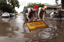 Čišćenje ulica i kuća u Brisbaneu (Reuters)