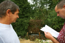 Zoran Tepeš pokazuje Nacionalovu novinaru mjesto blizu svoje kuće gdje se nalazio most preko rijeke Sutle koji su slovenske vlasti odlučile srušiti