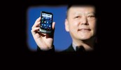 Glavni direktor HTC
Corporationa, Peter Chou, s Googleovim novim mobilnim telefonom Nexus
One, za koji su mjesecima najavljivali
kako je to uređaj koji će nadmašiti iPhone