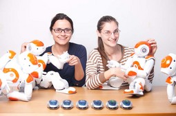Znanstvene novakinje s FER-a Marija Đakulović i Tamara Petrović s Nao robotima