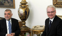 Predsjednik Josipović i predsjednik Mesić prilikom predaje vlasti na Pantovčaku