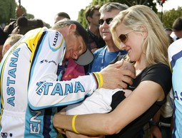 Lance Armstrong sa suprugom Annom Hansen i sinčičem Maxom