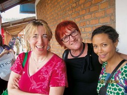 Ženska snaga
Rada Borić (u sredini), istaknuta hrvatska feministica, u Kongu s
britanskom glumicom Thandie Newton (desno), čija je majka iz Zimbabvea, i novinarkom lista
Guardian